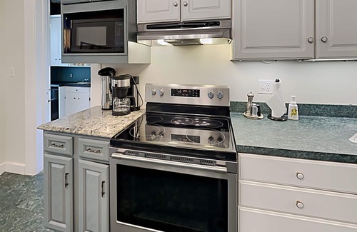 South Haven House | 10 Acre Private Estate, Covered Hot Tub, Heated Pool, Xfinity Broadband,