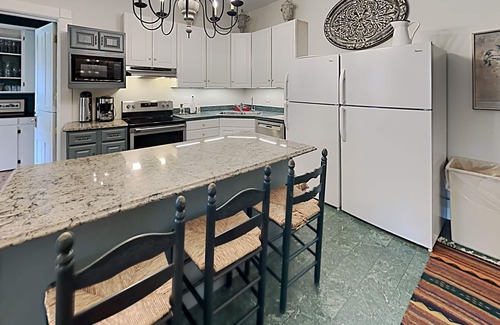 South Haven House | 10 Acre Private Estate, Covered Hot Tub, Heated Pool, Xfinity Broadband,
