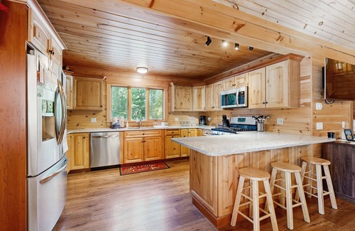 Greenville House | 10-acre waterfront hideaway with kayak, private dock on Prong Pond & firepit