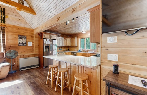 Greenville House | 10-acre waterfront hideaway with kayak, private dock on Prong Pond & firepit