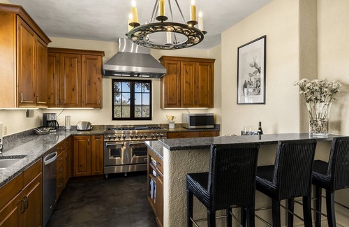San Marcos House | 10 Bedroom Hill Country Retreat with Pickleball, Tennis and Pool- Stonehaven Ran
