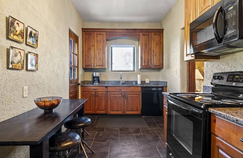 San Marcos House | 10 Bedroom Hill Country Retreat with Pickleball, Tennis and Pool- Stonehaven Ran
