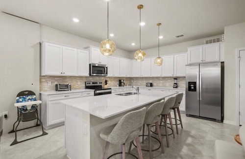 Four Corners House | 10 Bedrooms/8 Bathrooms/Windsor Cay (15973CC)