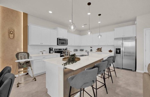 Four Corners House | 10 Bedrooms/8 Bathrooms/Windsor Cay (15981CC)