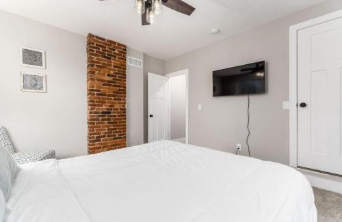 Livingston Park House | 10 Entire Home Private Parking Fenced Yard