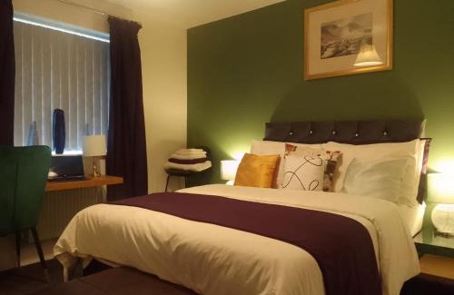 Walsall Apartment | 10 Guests - Garden - Quiet Retreat Cottage