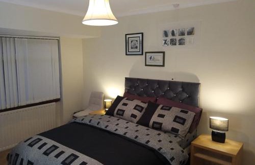 Walsall Apartment | 10 Guests - Garden - Quiet Retreat Cottage