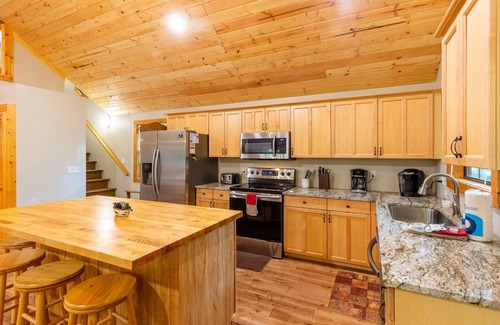 Qualla Cabin | *10% July Discount -For Dates Stayed July 8th -31st - New Reservations Only*