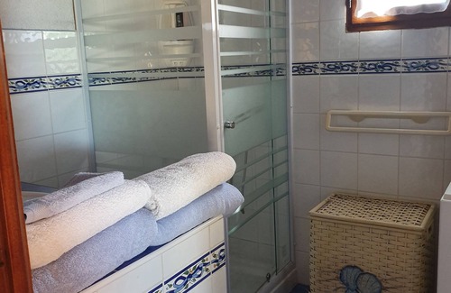 Arles Other | 10 kms from Arles in the countryside, 2 double bedrooms + 3 beds, air-conditioned swimming pool.