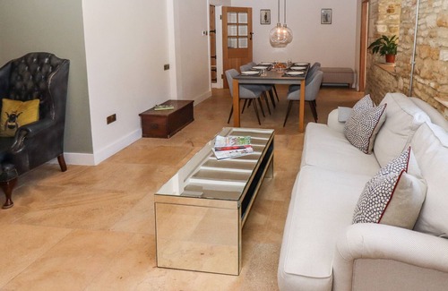Kingham Cottage | 10 MANOR FARM CLOSE, pet friendly, with a garden in Kingham