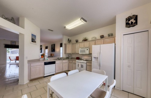 Esprit House | 10 Miles to Disney, Private Pool, Quiet Neighborhood - Snowbirds Welcome