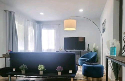 San Gabriel House | 10 miles to DTLA, steps away from SG Hilton