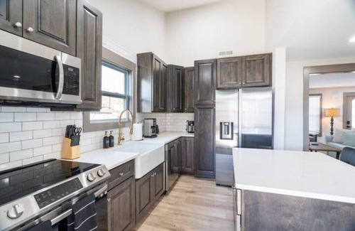 Woodbine House | 10 min from Broadway/Airport!