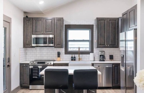 Woodbine House | 10 min from Broadway/Airport!