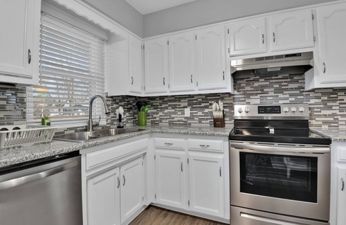 Mission House | ✅10 min➡️Plaza✅Corner Lot✅Reserved Parking✅Blazing WiFi✅BBQ✅Yard+Patio✅