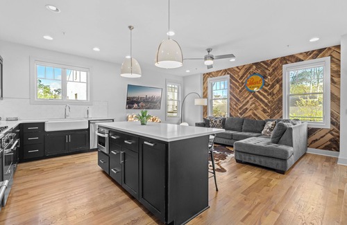 Eighth Avenue House | 10 Min to Broadway-9 Beds-Grill-4BR Home-Sleeps 12-Home in Nashville
