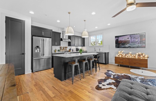 Eighth Avenue House | 10 Min to Broadway-9 Beds-Grill-4BR Home-Sleeps 12-Home in Nashville
