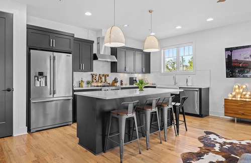 Eighth Avenue House | 10 Min to Broadway-9 Beds-Grill-4BR Home-Sleeps 12-Home in Nashville