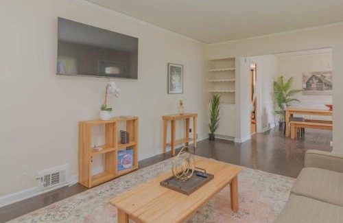 Columbus House | 10 Min to Downtown Close to Dining-Boxwood Beauty