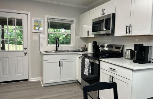 Southwest Raleigh House | 10 Min to Downtown - Smart Tvs - Fast Wi-Fi