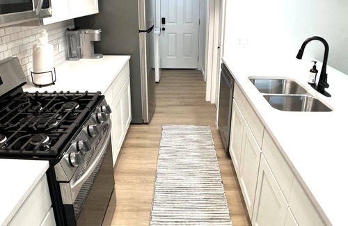 East Oak Hill House | 10 min to DT ATX! Family friendly TH w/ hot tub, & fenced yard! No Cleaning Fee!