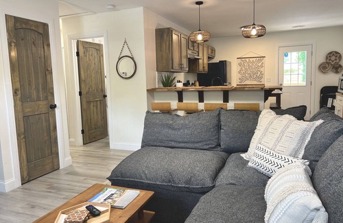 East Lake House | 10 min to DT, family friendly, hot tub, arcade, sleeps 8, fully fenced yard.