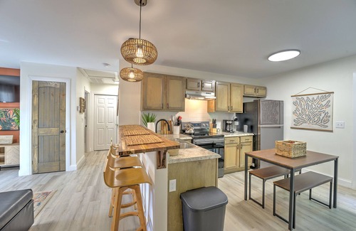 East Lake House | 10 min to DT, family friendly, hot tub, arcade, sleeps 8, fully fenced yard.