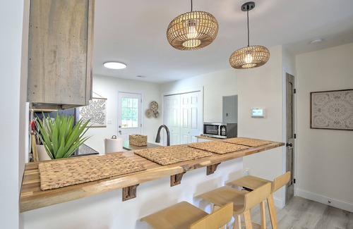East Lake House | 10 min to DT, family friendly, hot tub, arcade, sleeps 8, fully fenced yard.