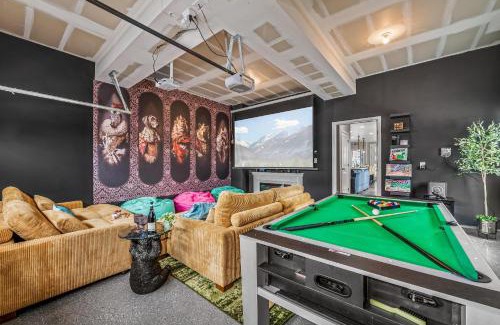 Dupont House | 10 min to DT, Luxe 4BR w Movie Theater, Game Room