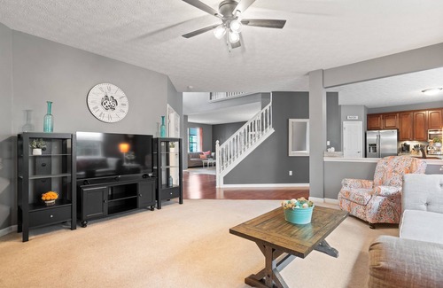 Westfield House | 10 Min to Grand Park/3 Car Garage/Office