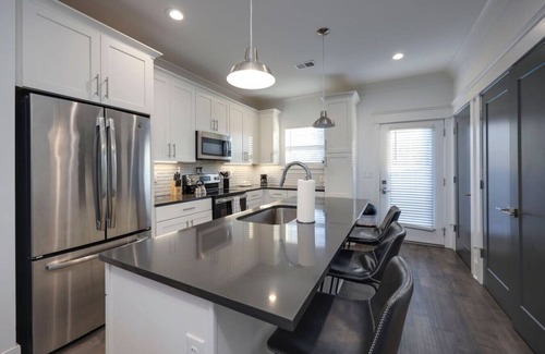 Charlotte Park House | 10 Mins To Broadway - Gorgeous Gated Townhome