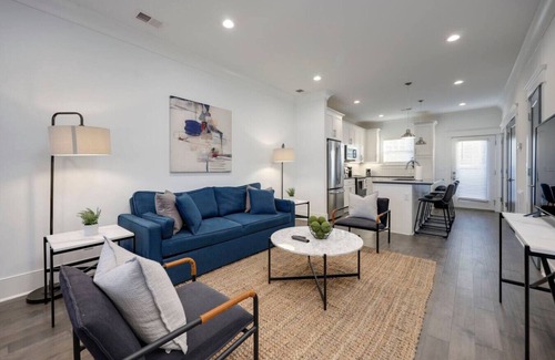 Charlotte Park House | 10 Mins To Broadway - Gorgeous Gated Townhome