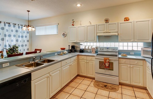 Sunset Lakes Villa | 10 MINS TO DISNEY WORLD - SOUTH-FACING POOL - FREE WI-FI - GAMES ROOM