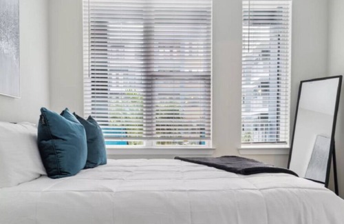 Southbank Apartment | 10 mins to Jaguar Football Stadium!1-BR Oasis w/Poolside Serenity