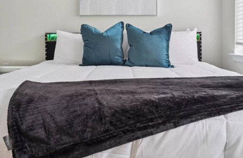 Southbank Apartment | 10 mins to Jaguar Football Stadium!1-BR Oasis w/Poolside Serenity