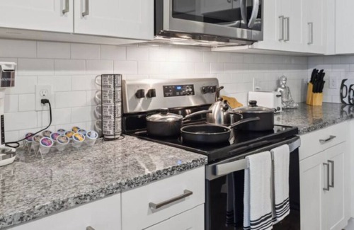 Southbank Apartment | 10 mins to Jaguar Football Stadium!1-BR Oasis w/Poolside Serenity