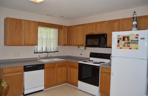 Shallotte House | 10 minutes from the beach. family sized house with community pool
