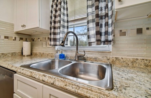 University Condo | 10 minutes to Busch Gardens and USF - perfect for families and couples!