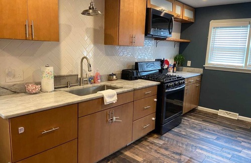 Parma House | 10 minutes to Downtown Cleveland - Entire 3B/1Bath Pets Allowed
