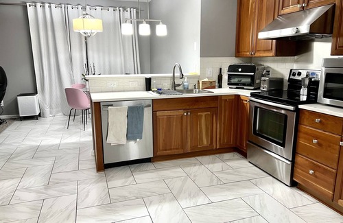 Woodstock House | 10 minutes to Lake Allatoona! Master suite with full private bathroom. WiFi, TV