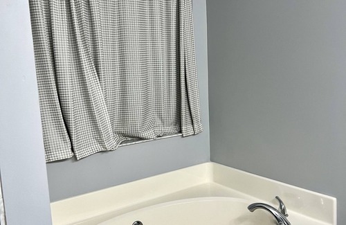 Woodstock House | 10 minutes to Lake Allatoona! Master suite with full private bathroom. WiFi, TV