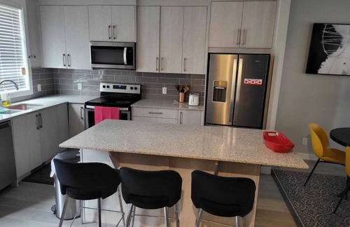 Calgary House | 10 minutes to the airport. family sized town house, close by convenient stores