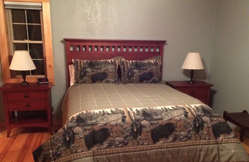 Columbus Cabin | 10 minutes to TIEC! Retreat to this secluded log cabin surrounded by nature.