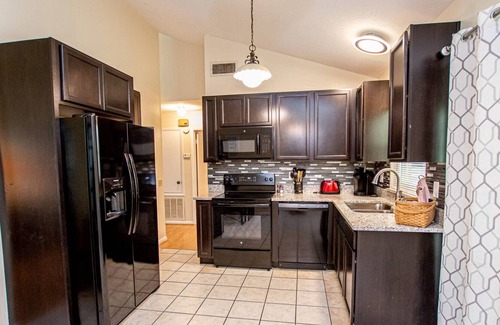 Cypress Gardens House | 10% Off Thru 2/28~Family Fun Times~Pet Friendly~Foosball~Ping Pong~45 minutes to Disney