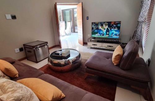 Hartbeespoort House | 10 Pecanwood Dr 4 Bedroom Beauty