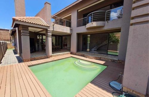 Hartbeespoort House | 10 Pecanwood Dr 4 Bedroom Beauty