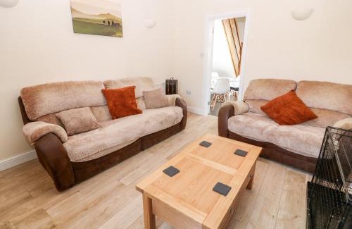 Buxton House | 10 Smalldale Cottages