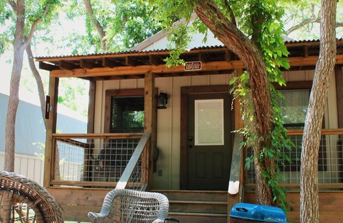 Seguin Cabin | 10 Son's Geronimo - Birdhouse Cabin