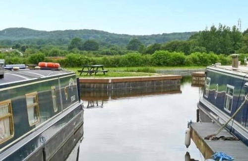 Tewitfield Cottage | 10 SWAN HOUSE, pet friendly in Tewitfield Marina