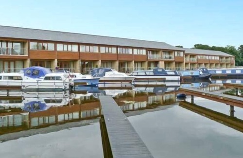 Tewitfield Cottage | 10 SWAN HOUSE, pet friendly in Tewitfield Marina